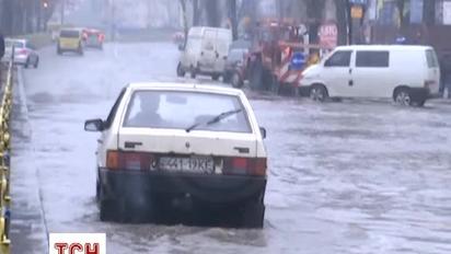 У Києві прорив труби паралізував рух