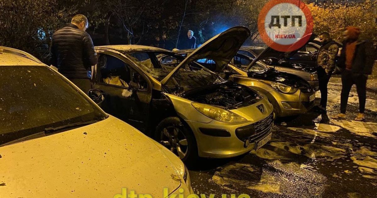 Люди проснулись от хлопков и яркого пламени: в Киеве на стоянке возле многоэтажки горели 4 машины