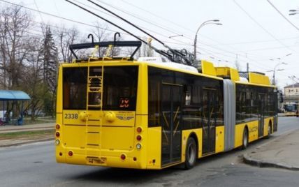 Отказывался платить за проезд: в Харькове пассажир разбил ногой дверь троллейбуса (видео)