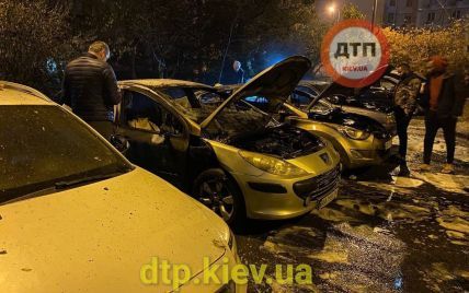 Люди проснулись от хлопков и яркого пламени: в Киеве на стоянке возле многоэтажки горели 4 машины