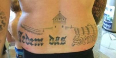 В Германии наказали политика за татуировки с Аушвицем
