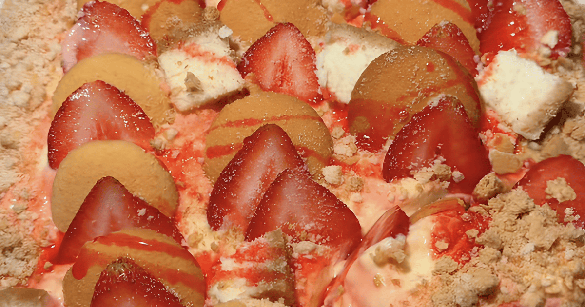 Банановий пудинг з полуницею та чізкейком tiktok.com_@thesapor