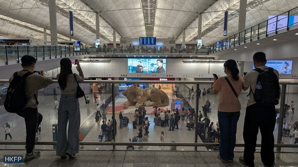 Аеропорт Гонконгу встановив інсталяцію рудого кота. Фото: HKFP﻿