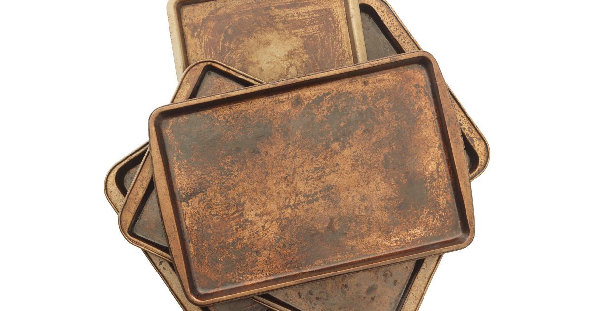 Как очистить подгоревший противень