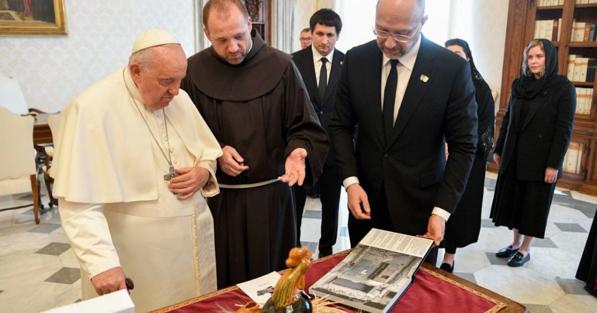 Папа Римский Франциск получил от премьер-министра Украины Дениса Шмыгаля фотоальбом с зафиксированными преступлениями российской армии