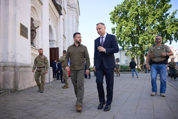Накануне вечером, 8 июля, перекрыли улицы Кафедральная, Плитница, Братковского и на площади перед Луцким замком.