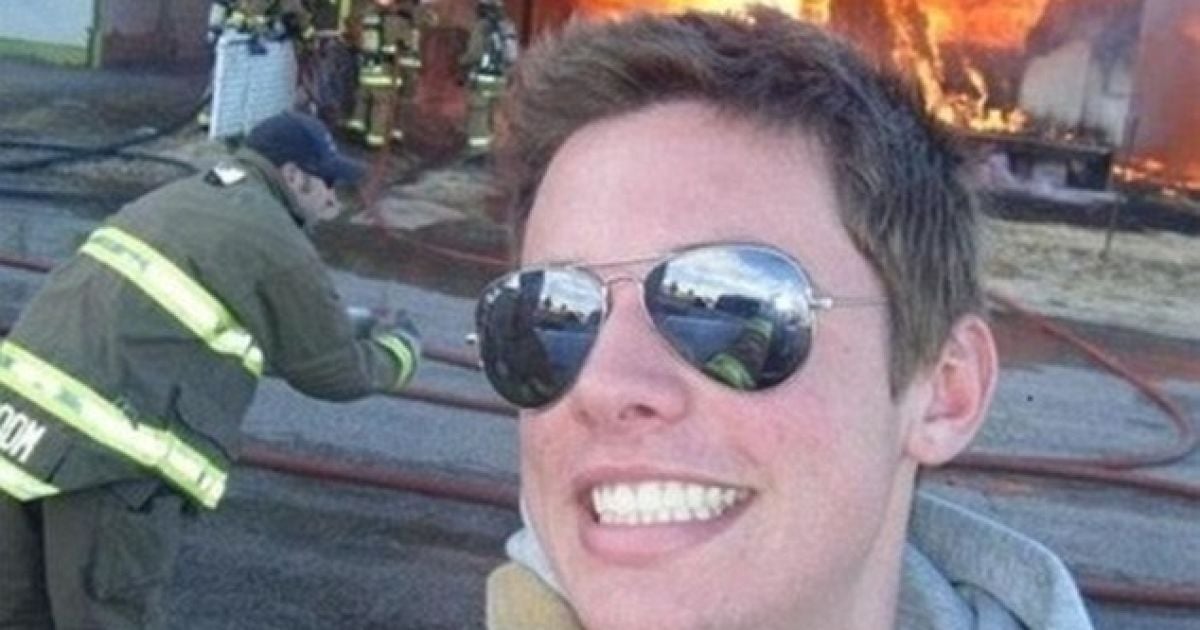 Пожежник вирішив, що спочатку треба зробити селфі, а потім гасити полум&rsquo;я / © Facebook