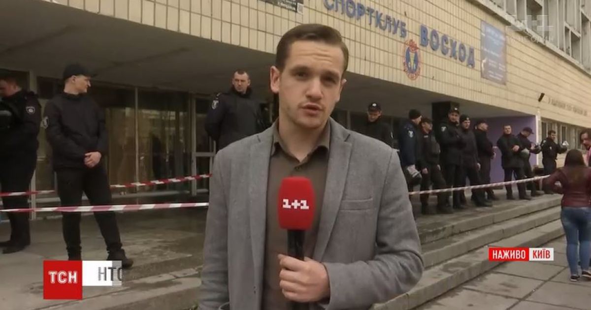 В Киеве неизвестные ночью захватили спортклуб и забаррикадировались внутри