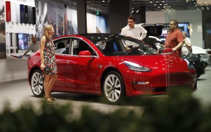Tesla потрапила у скандал через "оманливу" рекламу Model 3