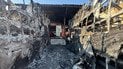 Последствия атаки РФ по почтовому отделению в Сумах.