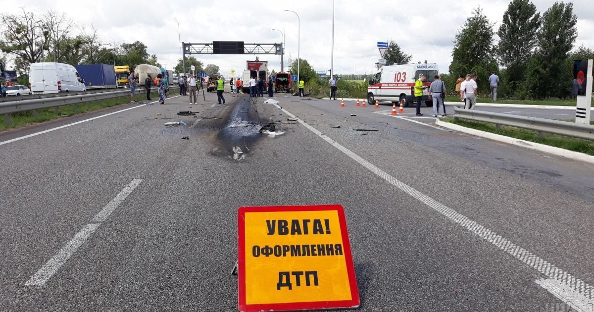 Масштабні аварії на Рівненщині: зранку дорогу не поділили два ваговози, а за кілька годин - перекинувся легковик