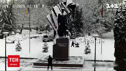 В Тернополе попали яйцом в памятник Степану Бандере | Новости Украины