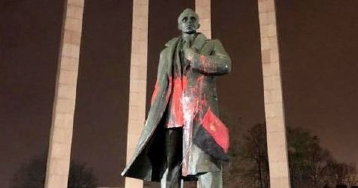 Во Львове неизвестные облили красной краской памятник Степану Бандере