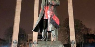 Во Львове неизвестные облили красной краской памятник Степану Бандере