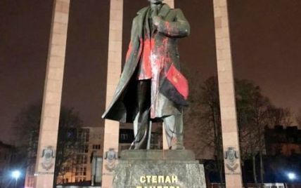 Во Львове суд наказал парня, который за тысячу гривен облил краской памятник Бандере