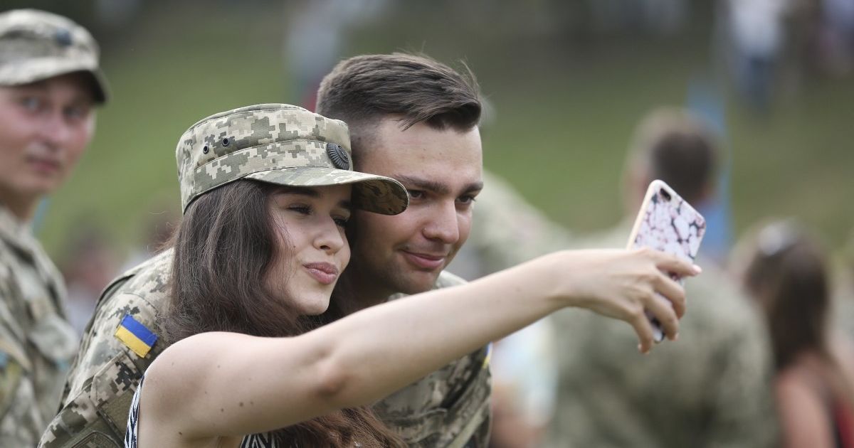 "Соромно, що це не зроблено досі". Для українських армійців хочуть запровадити електронний військовий квиток
