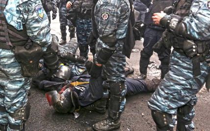 Одного з п'ятірки "беркутівців", яких судять за злочини проти Майдану, відпустили під домашній арешт