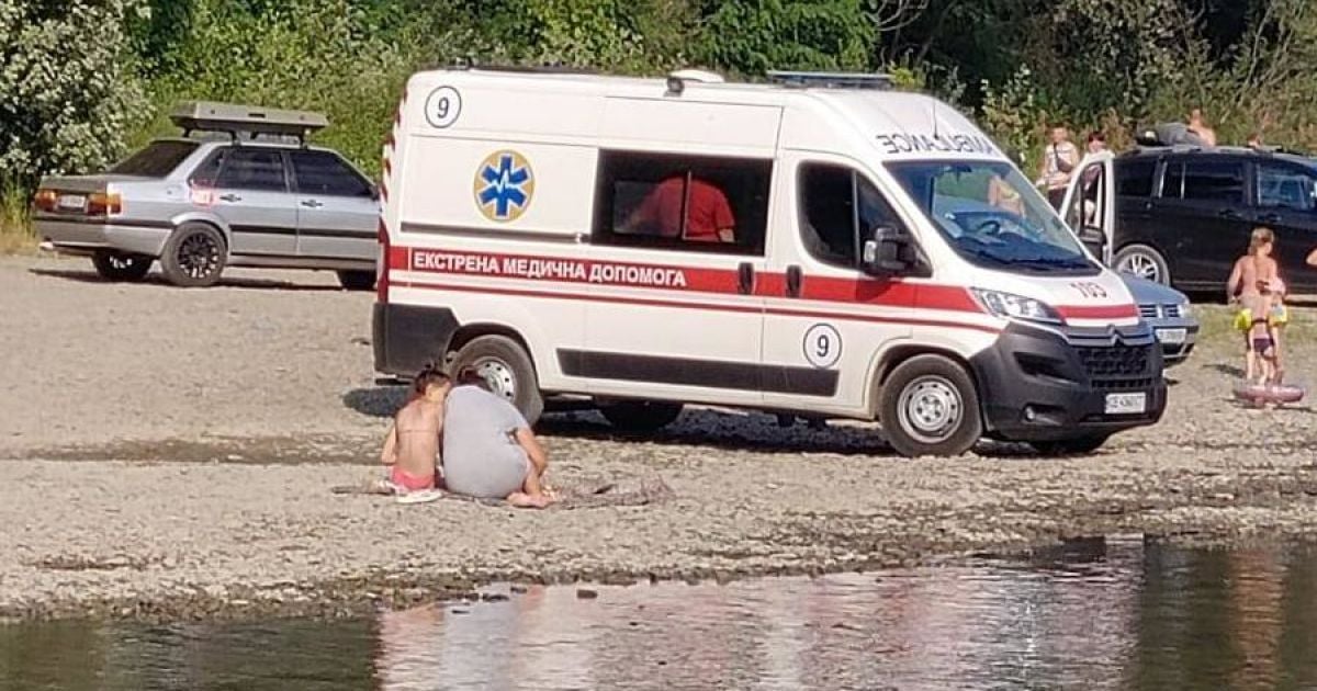 Двух спас прохожий, а третьего — нет: в Хмельницком в озере утонул ребенок