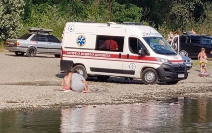 Сильное течение сносило обоих: в Черновцах полицейский спас мужчину, который тонул