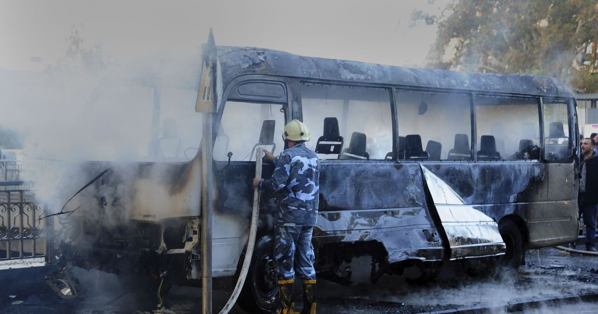 В столице Сирии возле президентского дворца взорвали автобус с военными: есть жертвы