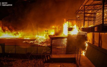 В Одесі сталася масштабна пожежа в популярному закладі на березі моря (фото)