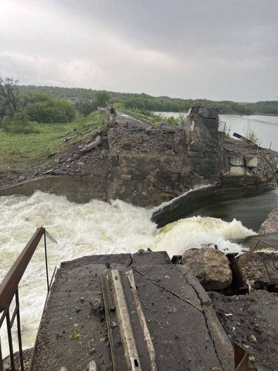 Загарбники пошкодили дамбу Карлівського водосховища на Донеччині