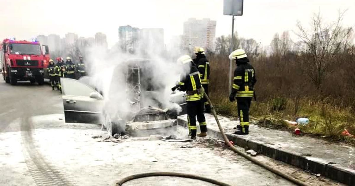 В Киеве во время движения загорелась иномарка: водитель авто пострадал