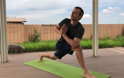 Вакарчук показал, как держит себя в тонусе с помощью йоги