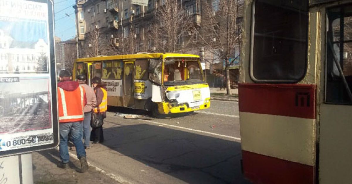 В центре Мариуполя маршрутка протаранила троллейбус