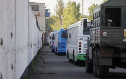 Эвакуация с "Азовстали": Зеленский заявил, что миссия продолжается