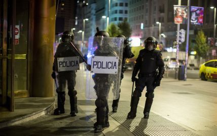 В Испании протесты против карантинных ограничений переросли в столкновения