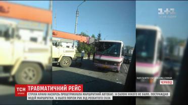 У Чернівцях будівельний кран наскрізь проштрикнув маршрутку