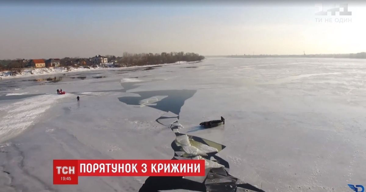 В Киеве полицейский рискнул жизнью и вытащил из-под льда дедушку