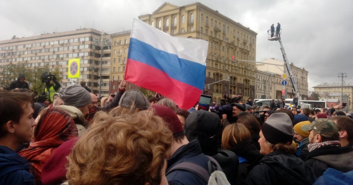 В десятках городов России проходят акции в поддержку арестованного Навального, есть задержанные