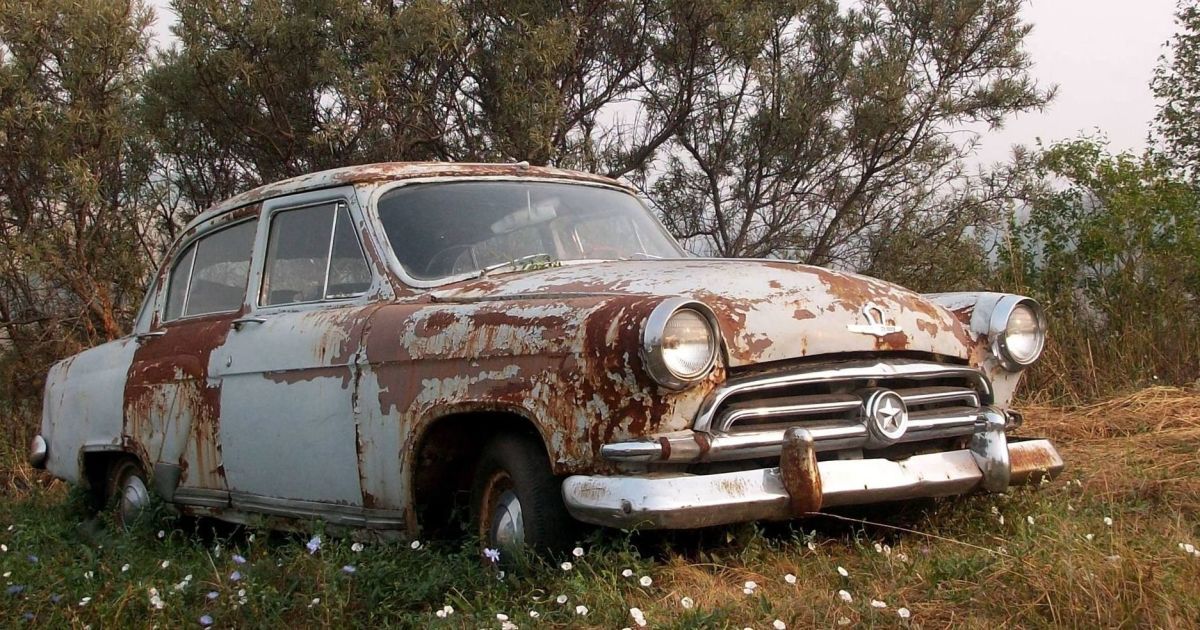 В Киеве во дворах брошено более 600 автомобилей