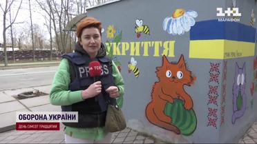 Без вікон і дверей, але магазин працює! Херсонці пристосовуються до майже щоденних обстрілів