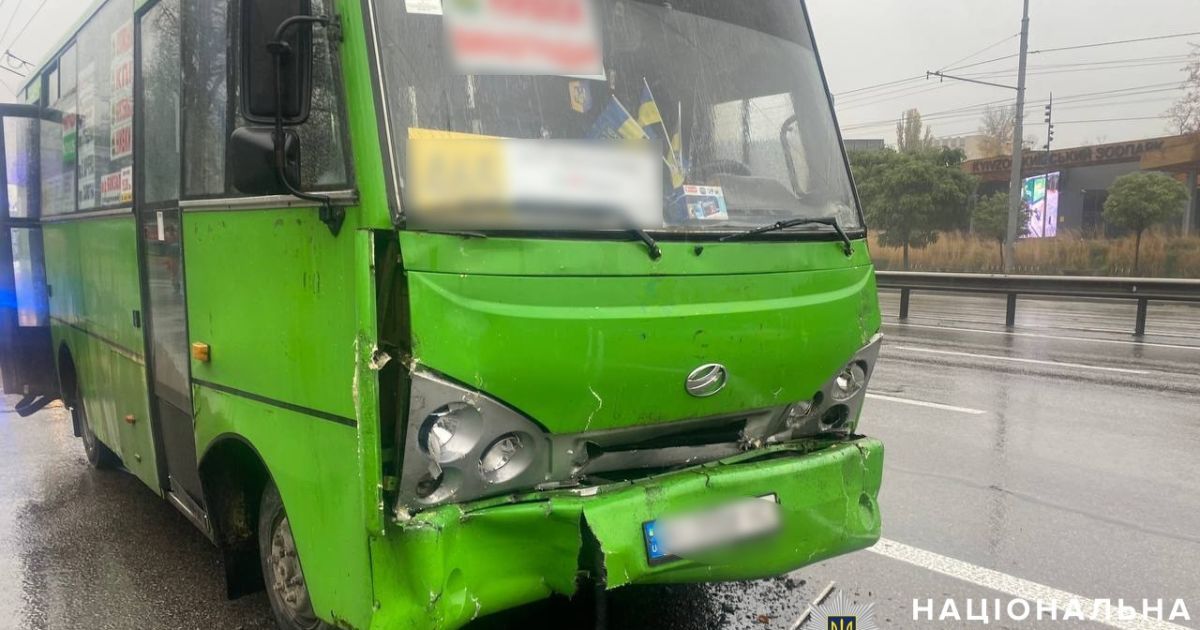 В Киеве на дороге столкнулись два автобуса: пострадало много людей (фото)