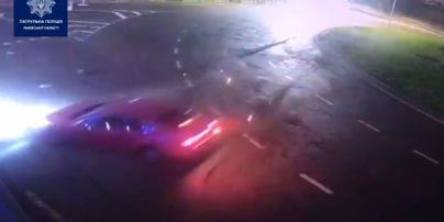Во Львове пьяная 18-летняя девушка на Honda Accord влетела и снесла электроопору: видео