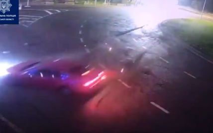 У Львові п'яна 18-річна дівчина на Honda Accord влетіла і знесла електроопору: відео
