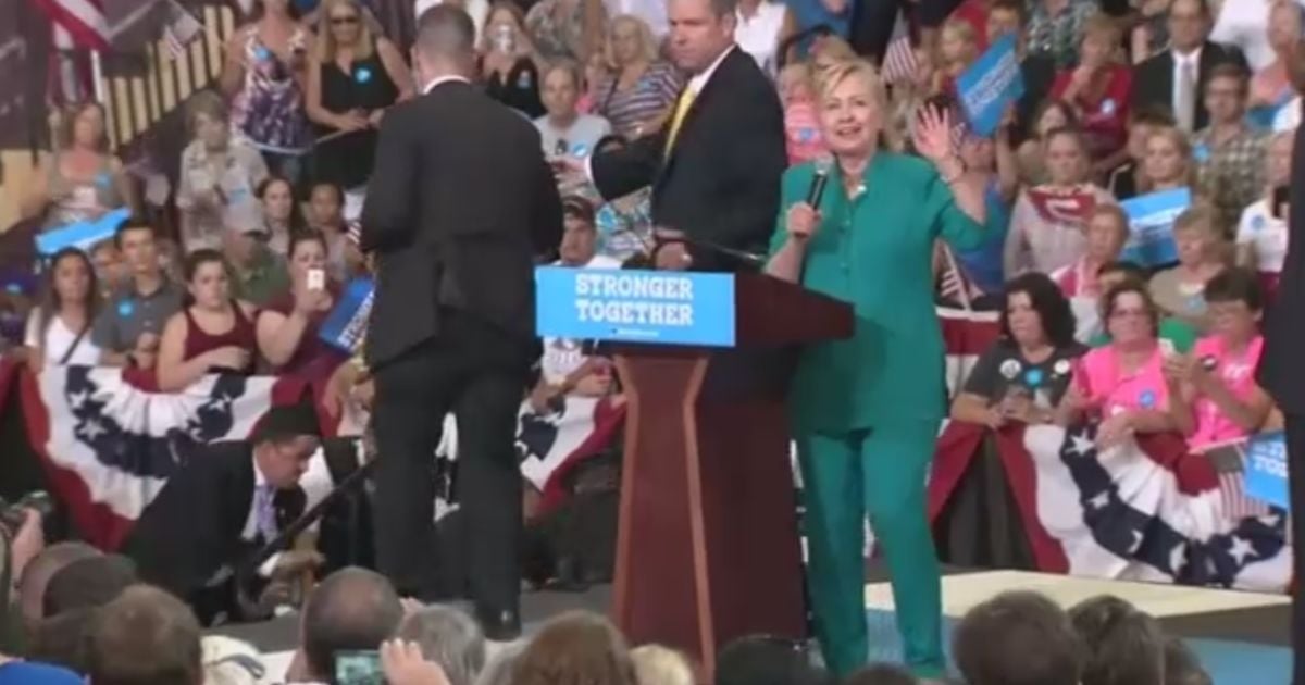 На Клинтон пытались напасть во время её выступления в Айове