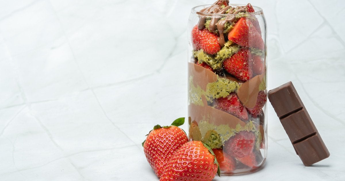 Полуниця з фісташковим катаїфі у шоколаді