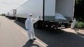 Россияне показывают открытый холодильник первого конвоя с телами украинских солдат для репатриации