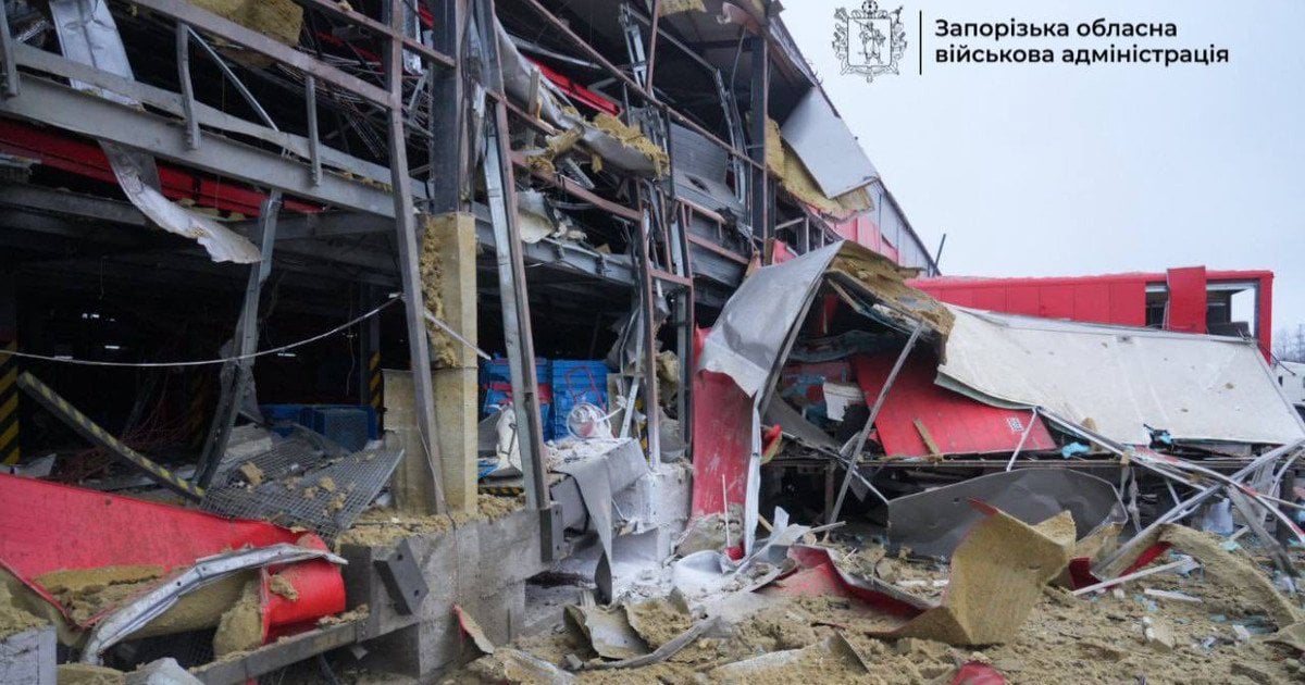 Наслідки удару по терміналу «Нової пошти» в Запоріжжі