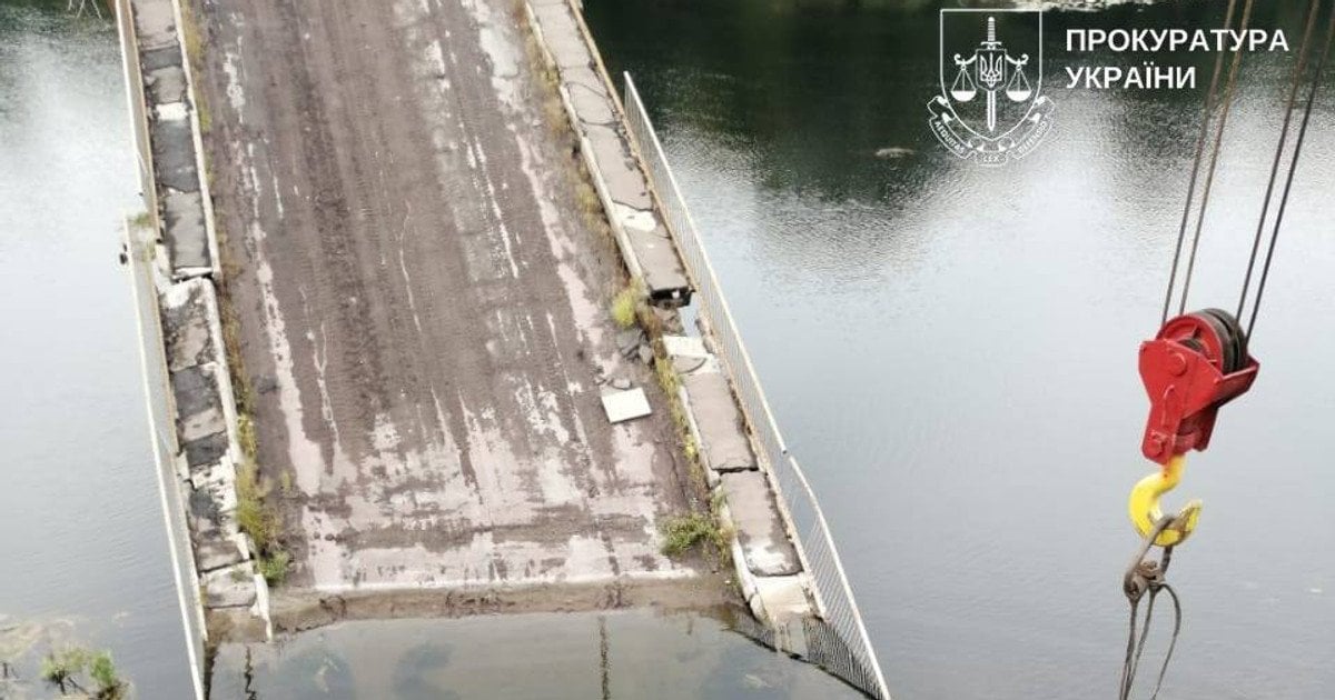 Авто військових злетіло у річку