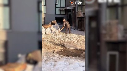 В Киеве дом превратился в ледяную пещеру