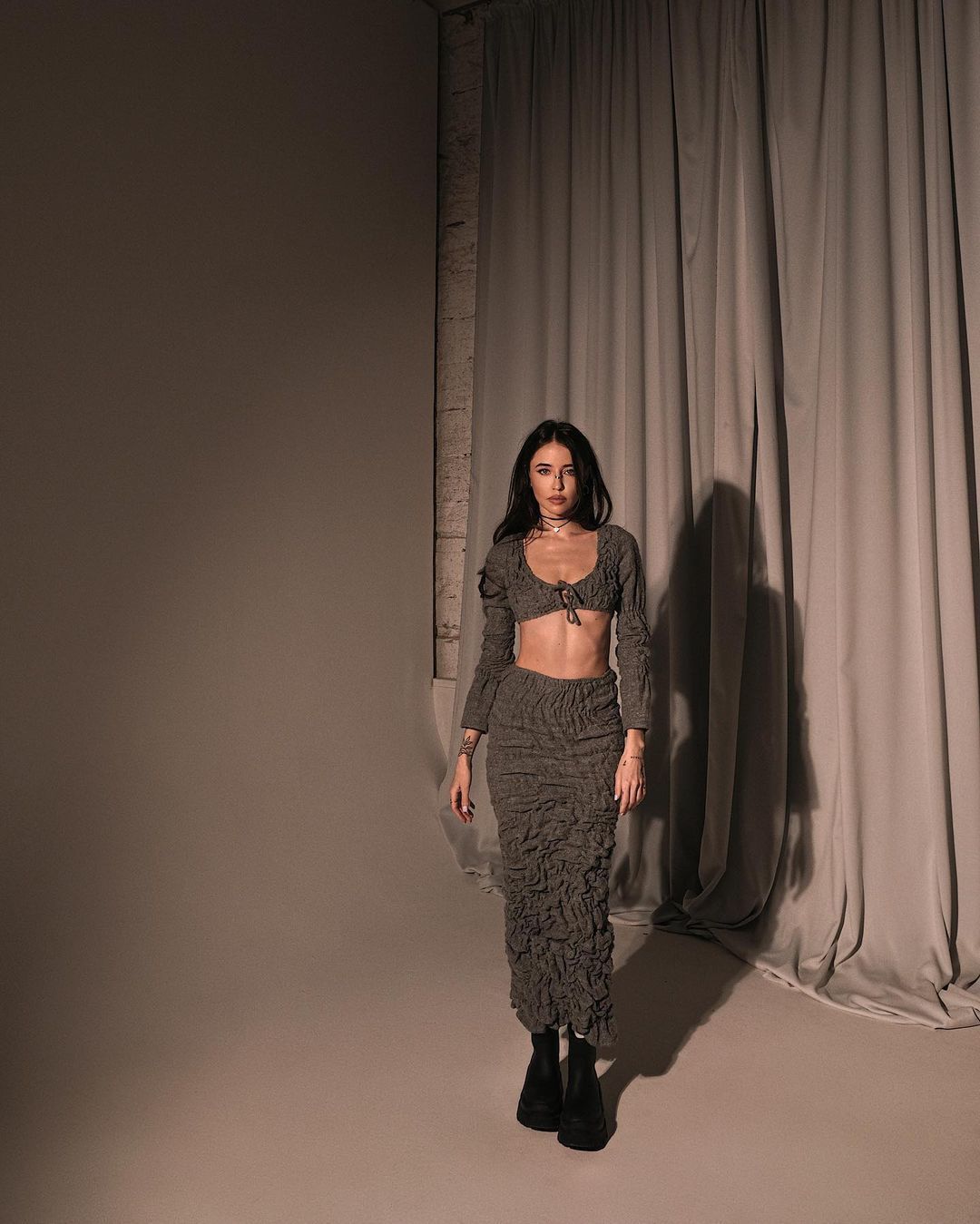 Ересек семіз әйел оны аузына алды