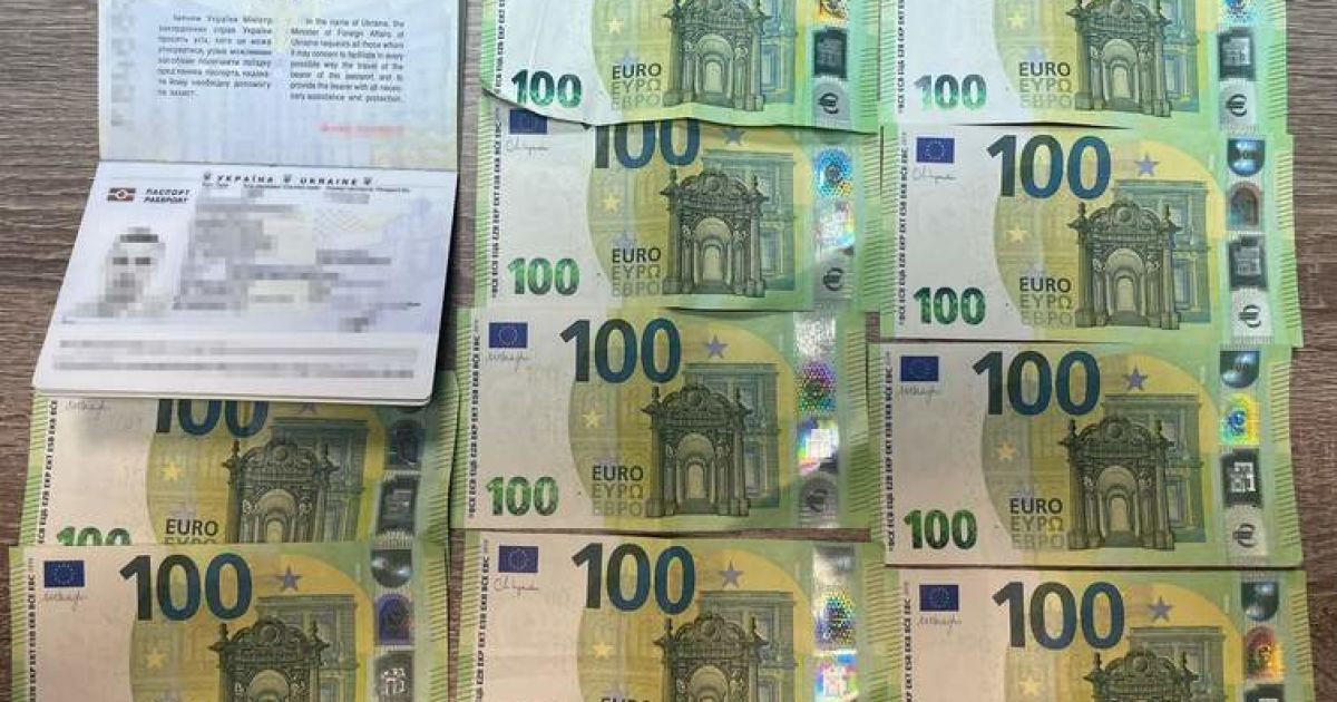 На Буковине мужчина предлагал пограничникам тысячу евро за возвращение в Украину Фото Государственной пограничной службы Украины
