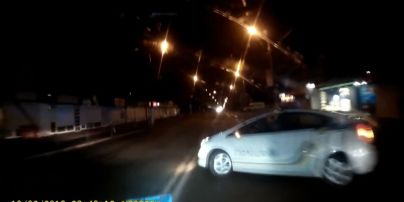 З'явилося відео з реєстратора серйозної аварії, яку спровокували патрульні в Києві