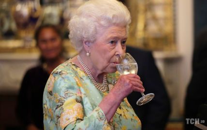Что любила пить королева Елизавета II: назван любимый алкогольный напиток монарха