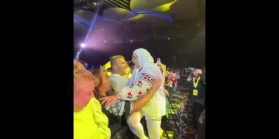 На концерті Вєрки Сердючки у Канаді фани затащили її "маму" у натовп